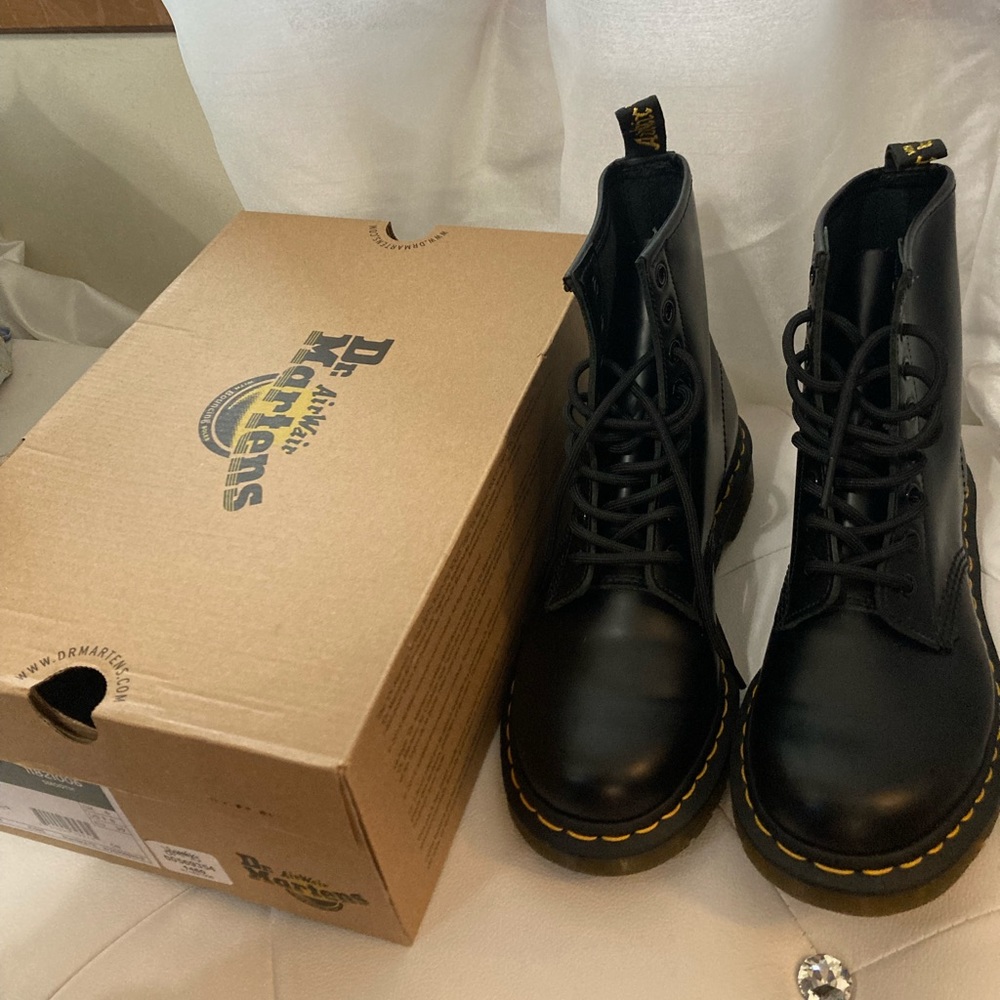 Dr. Martens sz 8 Black boots lace up 1460W design